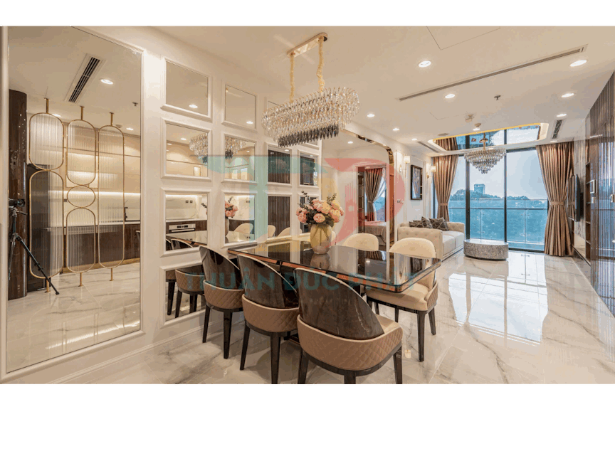 không gian ở phòng khách và bếp được ốp kính nhiều làm cho không gian trở nên rộng hơn